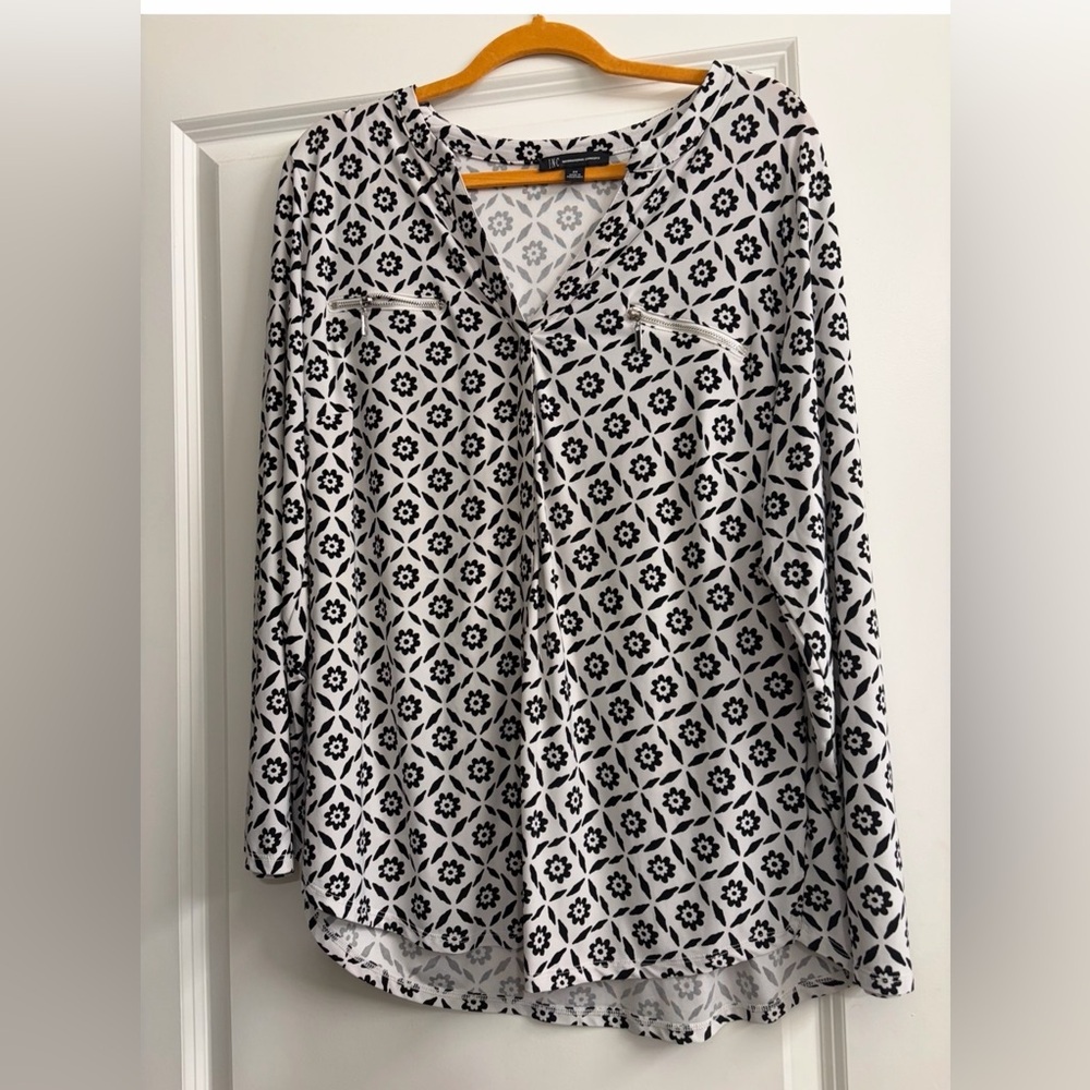 Patterned Stretchy Blouse - Picture 2 of 3